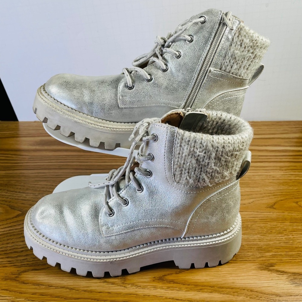 Dolce Vita Kamilla Girls Silver Combat Boots Size 4 Metallic Knit Cuff Lug Sole‎